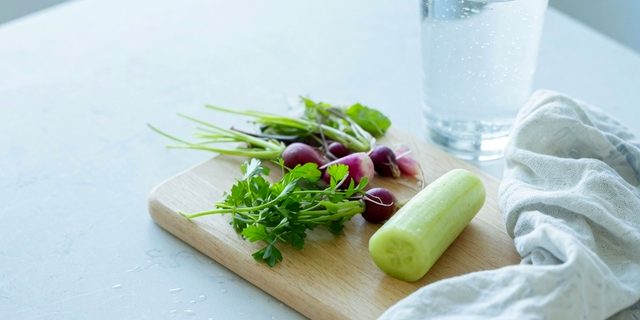 Imagen ilustrativa: mesón de cocina con verduras frescas