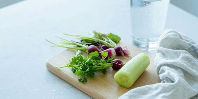 Imagen ilustrativa: encimera con verduras frescas