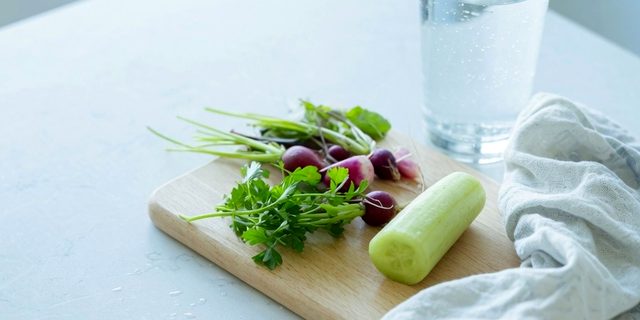 Immagine illustrativa: piano cucina con verdure fresche