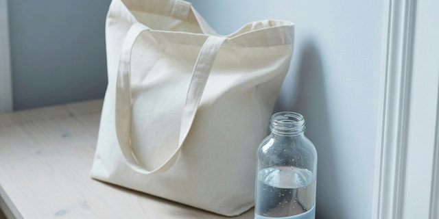 Symbolbild: Stofftasche und Wasserflasche im Flur