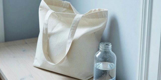 Ενδεικτική εικόνα: πάνινη τσάντα και μπουκάλι νερού