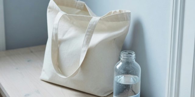 Symbolbild: Stofftasche und Wasserflasche im Flur